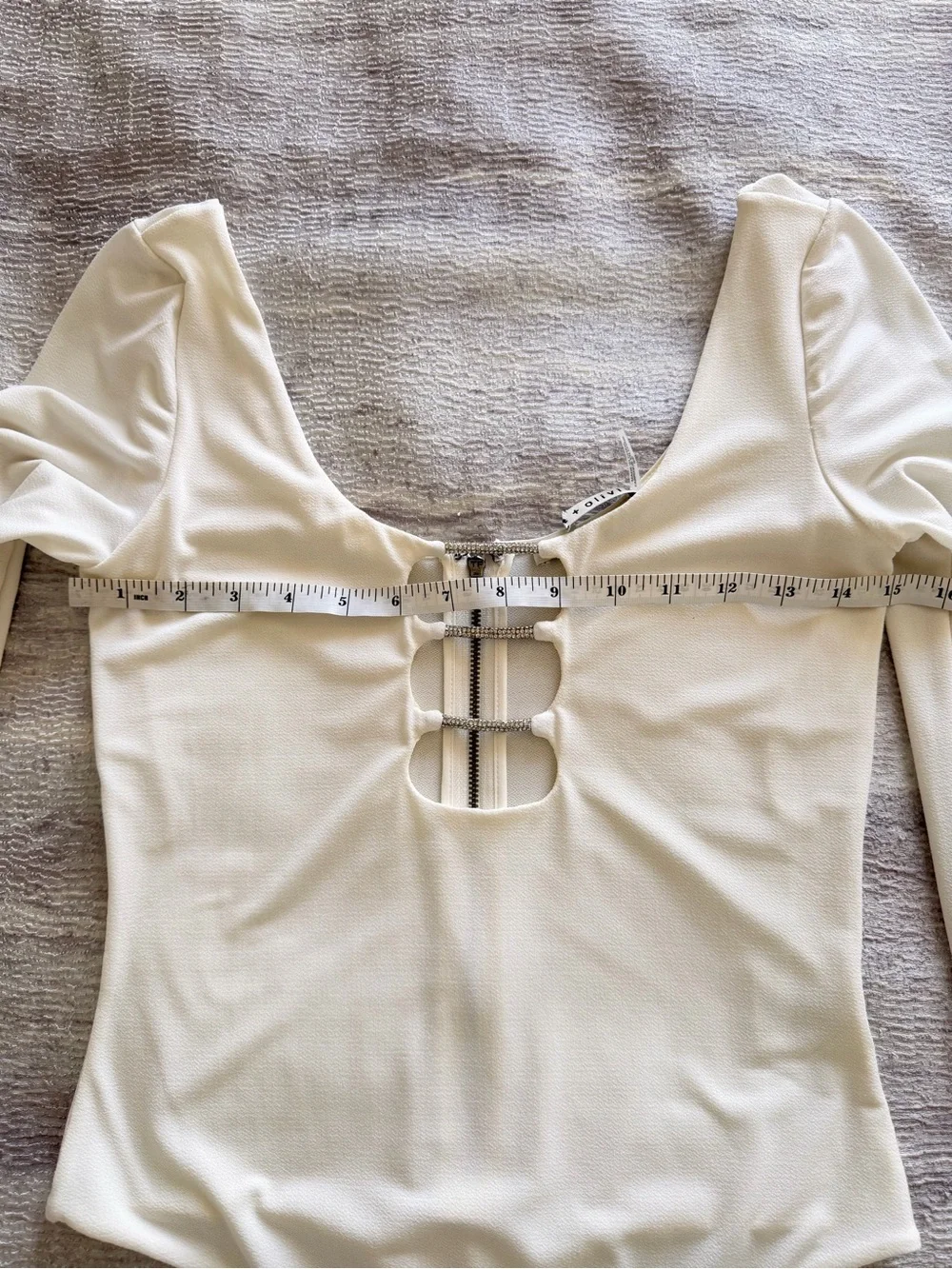 NWOT Alice and Olivia Women Cream Long-Sleeve Bodysuit with Front Cutout Size S